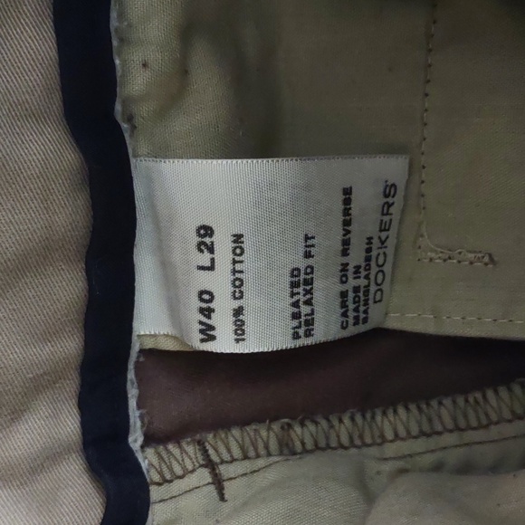 USED DOCKERS SIZE W40 L29 RELAXED FIT HAS BLEACH STAIN AS SEEN IN PHOTOS - Picture 8 of 9